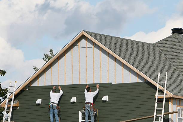 Professional Siding technician working in Hampton, SC